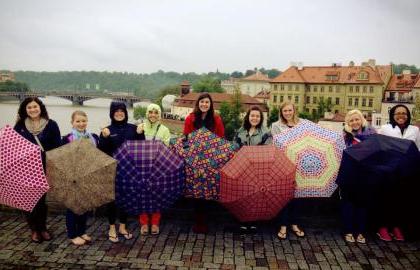 出国留学 students with umbrellas